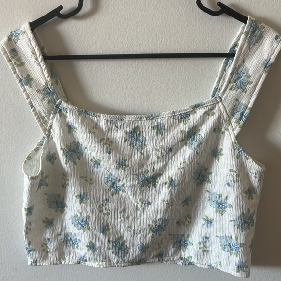 Floral Textured Ruched Crop Top - Picture 3 of 3
